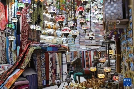 這是10月8日在阿曼首都馬斯喀特的穆特拉市集拍攝的一家店鋪。新華社記者 汪強(qiáng) 攝