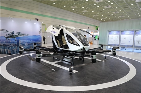 “智慧生活周”博覽會(huì)上展出的低空飛行器。人民網(wǎng)記者 莽九晨攝