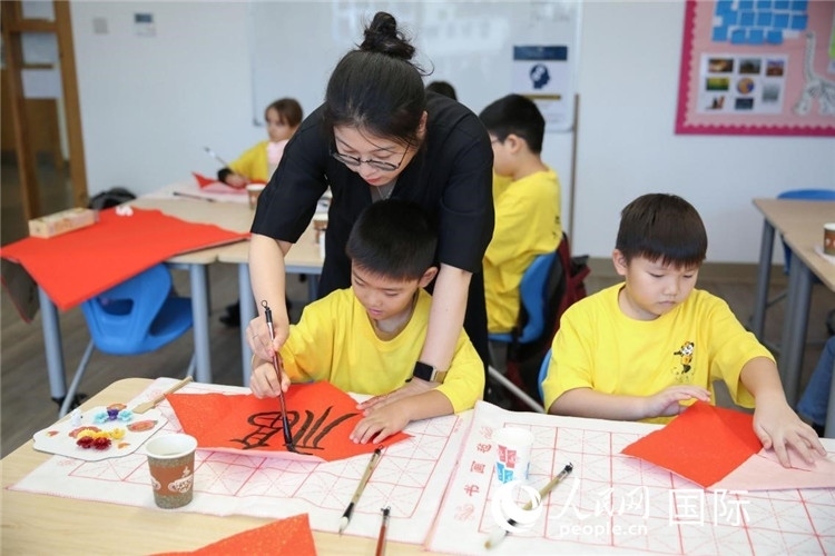 書法課場景。人民網(wǎng)中東中心分社塔里克·易卜拉欣攝