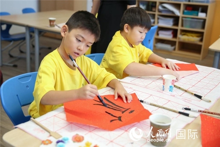 書法課。人民網(wǎng)中東中心分社塔里克·易卜拉欣攝