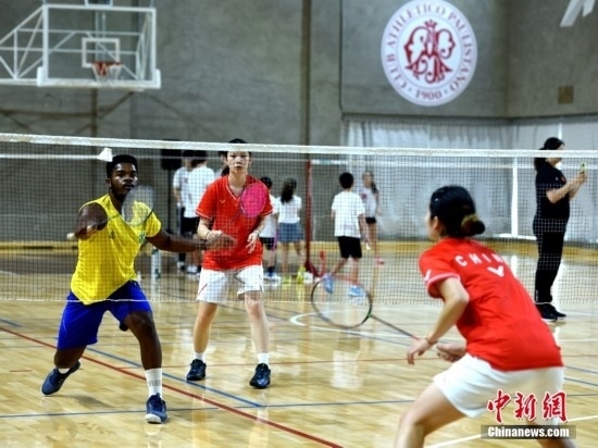 當(dāng)?shù)貢r(shí)間10月12日，巴西圣保羅，中國(guó)高校羽毛球代表團(tuán)和巴西羽毛球協(xié)會(huì)運(yùn)動(dòng)員切磋球技。 