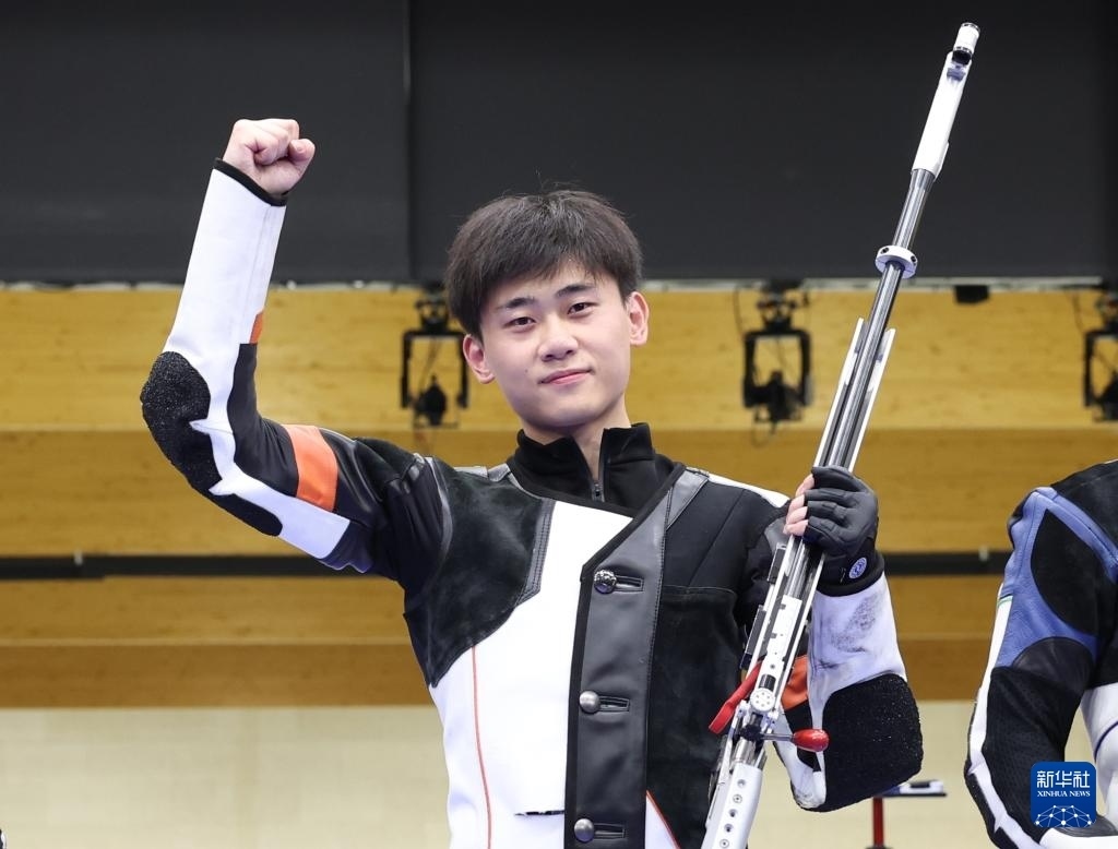 8月1日，在法國沙托魯舉行的巴黎奧運會射擊男子50米步槍三姿決賽中，中國選手劉宇坤奪得冠軍。圖為劉宇坤在奪冠后慶祝。新華社記者 張帆 攝