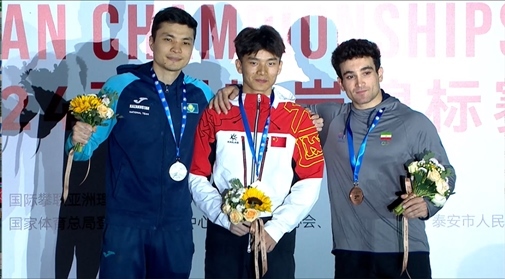 伍鵬（中）奪得男子速度項目冠軍。主辦方供圖