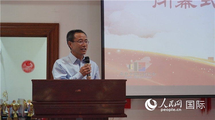 中國駐約翰內(nèi)斯堡代總領(lǐng)事周育江在閉幕式上致辭。 人民網(wǎng) 張茜攝