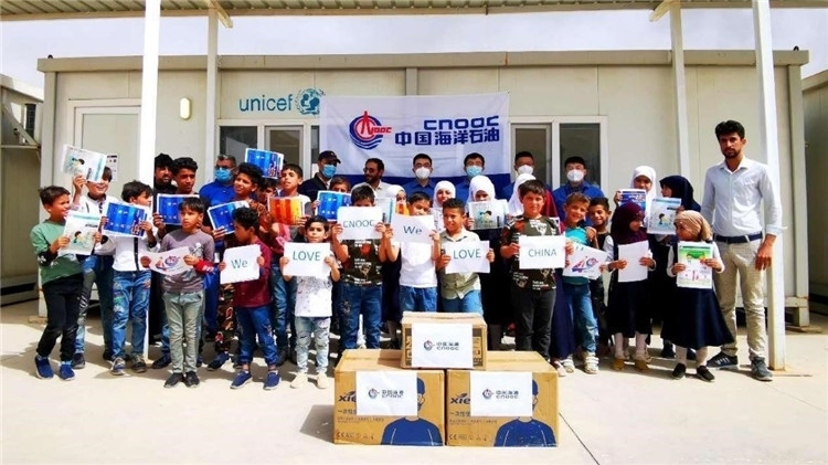 慰問當?shù)貙W校。中國海油供圖