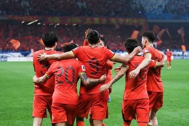 10月15日晚，張玉寧（9號）進球后與隊友擁抱慶祝。新華社記者 李紫恒攝