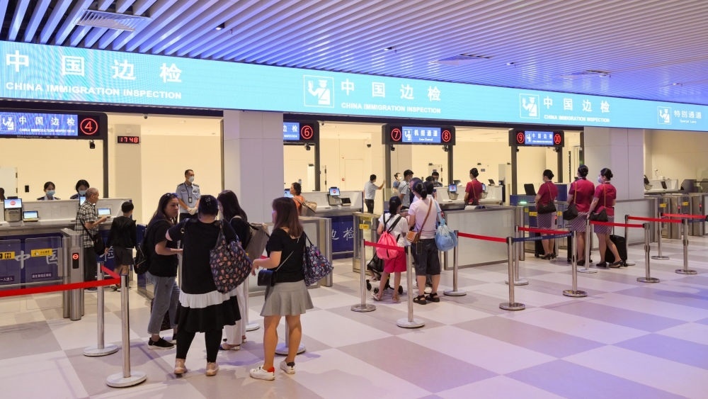 2023年7月26日，旅客在三亞鳳凰國際機(jī)場國際航站樓有序通關(guān)。三亞鳳凰國際機(jī)場國際航站樓改擴(kuò)建項(xiàng)目主體工程已于2023年7月1日完工并投入使用，該項(xiàng)目是海南自貿(mào)港首個(gè)主體工程完工并投入使用的封關(guān)運(yùn)作項(xiàng)目?！逗Ｄ献杂少Q(mào)易港建設(shè)總體方案》明確，海南將在2025年前適時(shí)啟動(dòng)全島封關(guān)運(yùn)作。