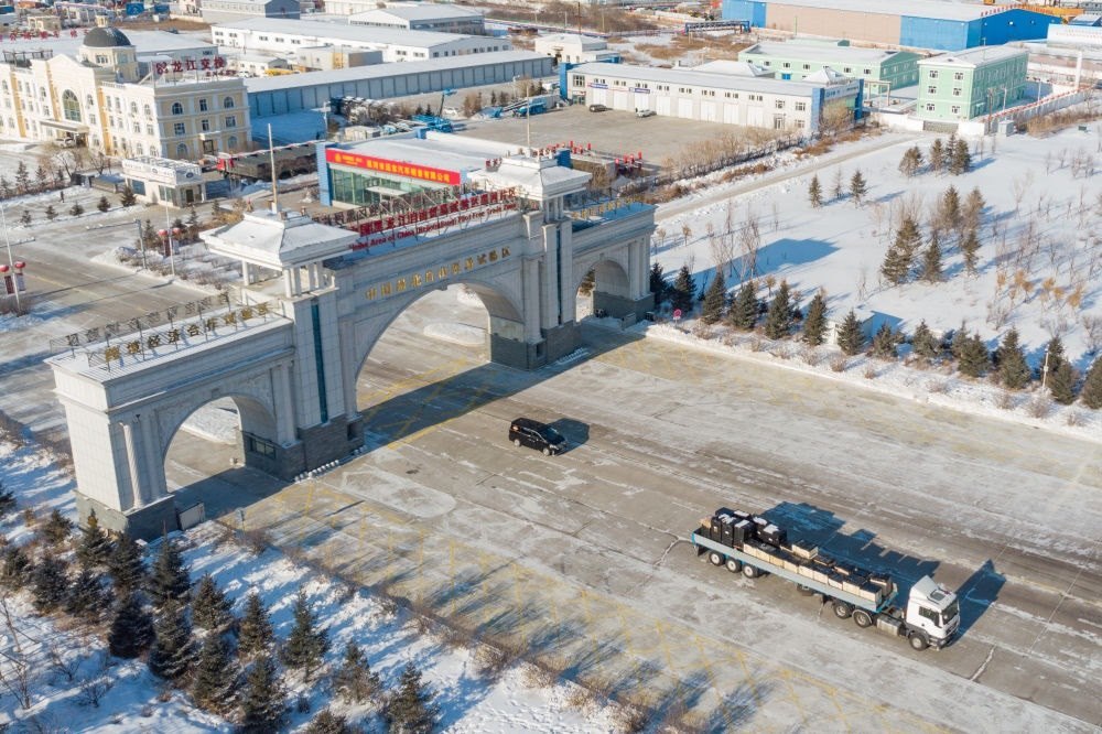 這是中國（黑龍江）自由貿(mào)易試驗(yàn)區(qū)黑河片區(qū)（2024年1月31日攝，無人機(jī)照片）。2023年，該自貿(mào)片區(qū)外貿(mào)進(jìn)出口總值達(dá)244.82億元，實(shí)現(xiàn)增幅56.9%，引進(jìn)外資企業(yè)16家，直接利用外資127.3萬美元，同比增長27.3%。