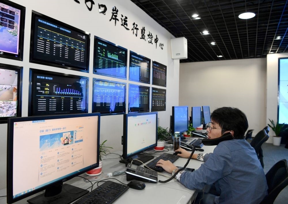 在中國（福建）自由貿(mào)易試驗(yàn)區(qū)廈門片區(qū)，國際貿(mào)易“單一窗口”工作人員在網(wǎng)上受理業(yè)務(wù)（2018年11月15日攝）?！皢我淮翱凇笔顷P(guān)檢等口岸部門、地方政府相關(guān)部門、金融機(jī)構(gòu)等共同參與的口岸管理共享平臺(tái)。貿(mào)易商能夠通過一個(gè)入口提交貨物進(jìn)出口或轉(zhuǎn)運(yùn)所需要的單證或電子數(shù)據(jù)，實(shí)現(xiàn)“一個(gè)平臺(tái)、一點(diǎn)接入、一次申報(bào)、一次辦結(jié)”。