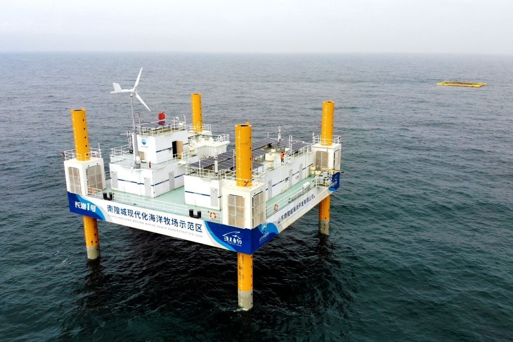 這是應(yīng)用5G技術(shù)的山東長島綜合試驗(yàn)區(qū)南隍城國家級(jí)海洋牧場示范區(qū)海上平臺(tái)（2020年8月8日攝，無人機(jī)照片）。中國（山東）自由貿(mào)易試驗(yàn)區(qū)設(shè)立以來，一系列大膽試、大膽闖、自主改的政策逐步落實(shí)，制度創(chuàng)新打通堵點(diǎn)、釋放活力，成為深化對外開放、發(fā)展海洋經(jīng)濟(jì)的重要抓手。