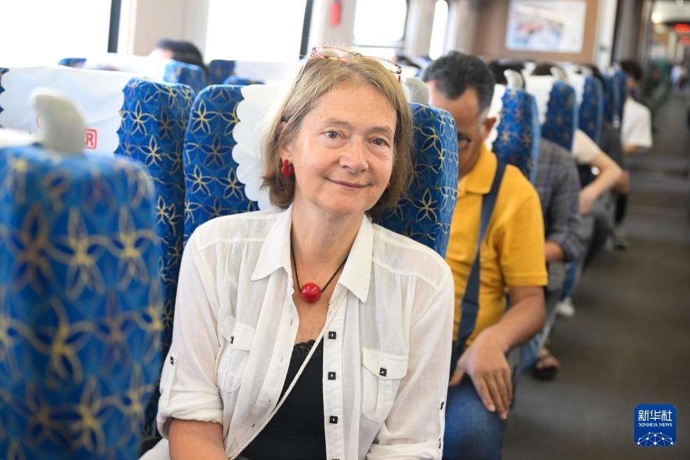 這是10月12日在老撾拍攝的中老鐵路C98列車上的一名乘客。新華社記者 程一恒 攝