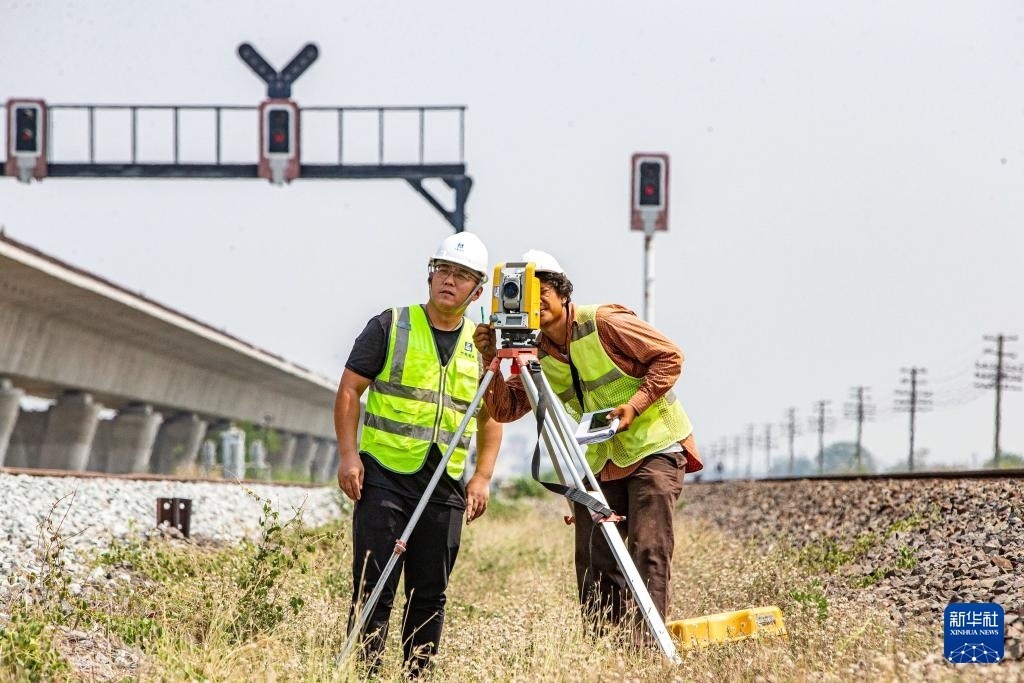 5月1日，在泰國(guó)大城府，中泰高鐵項(xiàng)目工作人員在施工現(xiàn)場(chǎng)勘查。新華社記者 王騰 攝