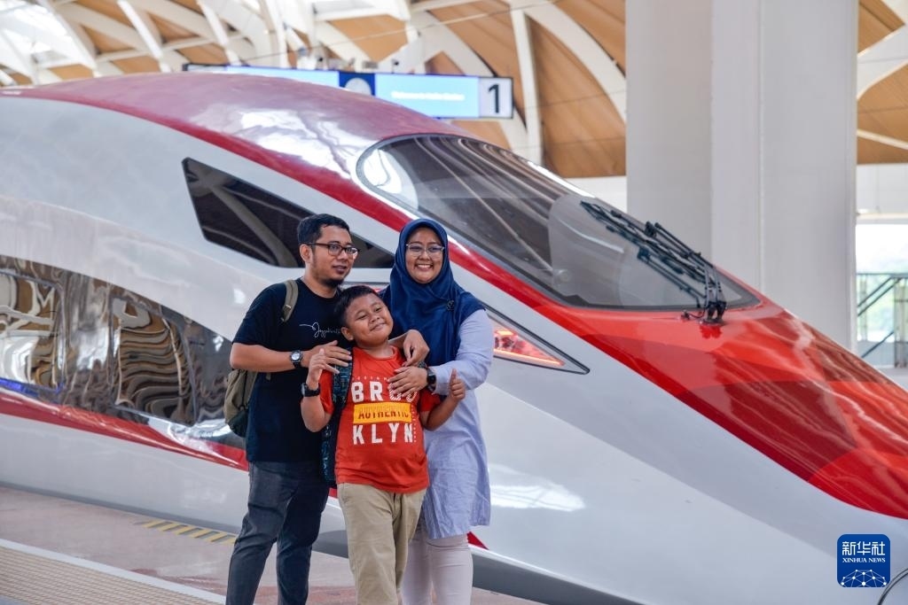 4月17日，在印度尼西亞雅加達(dá)哈利姆站站臺(tái)，乘客和雅萬(wàn)高鐵高速動(dòng)車組列車合影。新華社記者 徐欽 攝