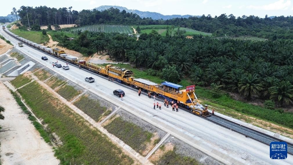 這是5月6日在馬來(lái)西亞彭亨州航拍的馬東鐵項(xiàng)目的鋪軌現(xiàn)場(chǎng)。新華社記者 程一恒 攝