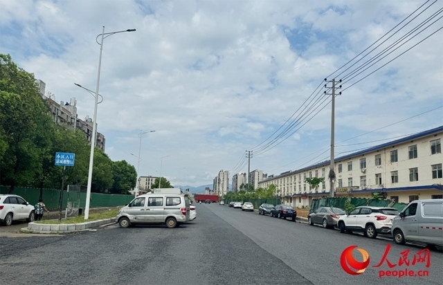 麗水佳園小區(qū)入口外及長(zhǎng)富大道上停滿了車輛。人民網(wǎng)記者 邱燁攝