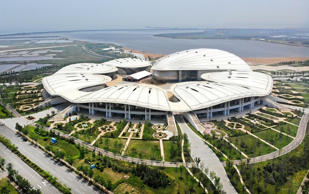 位于中國—上海合作組織地方經(jīng)貿(mào)合作示范區(qū)的青島·上合之珠國際博覽中心（2024年7月18日攝，無人機照片）。新華社記者李紫恒攝