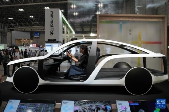 這是10月17日在日本千葉縣舉行的日本高新技術(shù)博覽會(huì)上拍攝的，索尼公司展示的概念車模型。新華社記者 錢錚 攝