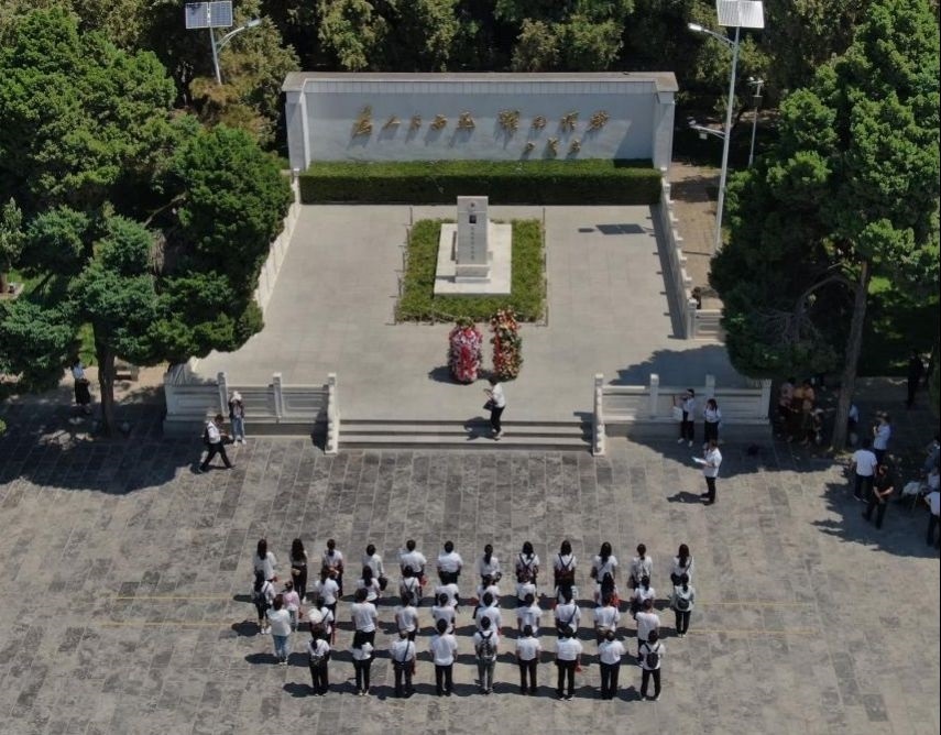 2021年6月24日，參觀者在位于河南省蘭考縣的焦裕祿紀(jì)念園瞻仰焦裕祿烈士墓（無人機照片）。新華社記者 李安 攝