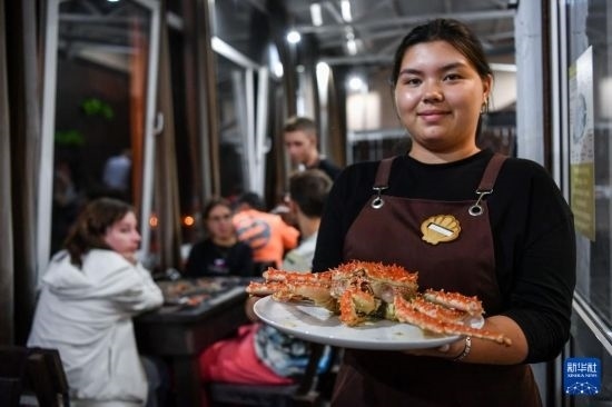 9月2日，俄羅斯符拉迪沃斯托克一家餐館的服務(wù)員在展示帝王蟹。新華社記者 曹陽(yáng) 攝