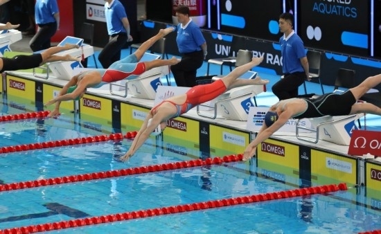 10月18日，中國選手張雨霏（右二）在女子50米自由泳預(yù)賽中出發(fā)。新華社記者 方喆 攝