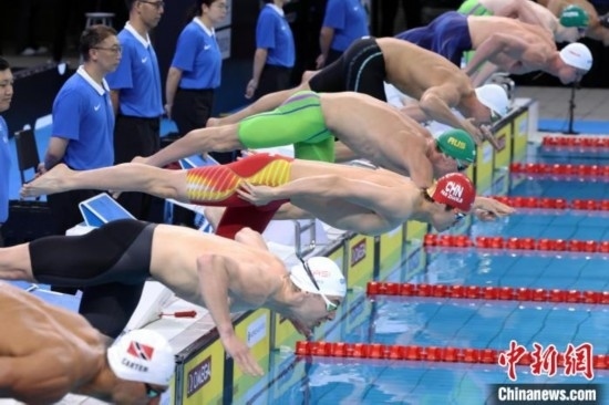 10月19日晚，2024年世界泳聯(lián)游泳世界杯上海站結(jié)束第二個(gè)比賽日的爭(zhēng)奪。圖為中國(guó)選手潘展樂(lè)(左三)在男子100米自由泳決賽中。 中新社記者 湯彥俊 攝