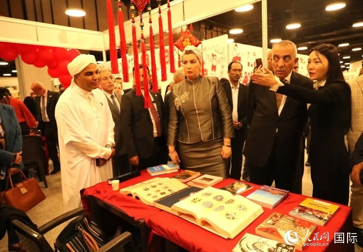 第二十三屆約旦安曼國(guó)際書(shū)展于10月10日至19日在約旦展覽中心舉行，約旦政府和民間各界人士在中國(guó)展臺(tái)翻閱圖書(shū)，熱烈交流互動(dòng)，感受中華文化之美。人民網(wǎng)記者 李瀟攝