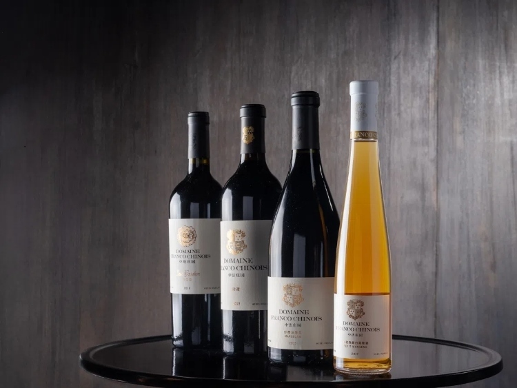 活動現(xiàn)場推介了懷來中法莊園珍藏馬瑟蘭干紅、小芒森甜白等優(yōu)質葡萄酒。主辦方供圖