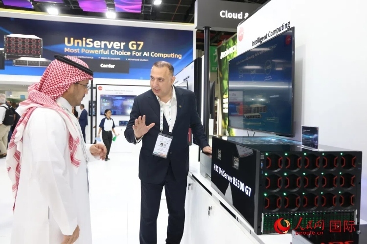 觀眾了解新華三集團(tuán)展示的最新服務(wù)器產(chǎn)品。人民網(wǎng)記者 任皓宇攝