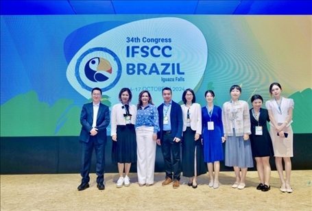 百雀羚集團(tuán)高層與研發(fā)團(tuán)隊(duì)。受訪方供圖