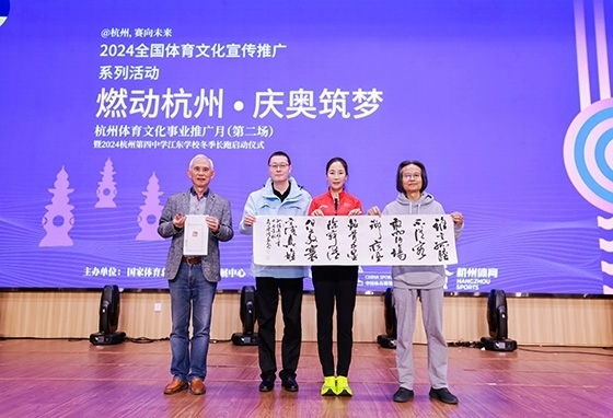 王麗萍與藝術(shù)家們共同創(chuàng)作主題作品。主辦方供圖