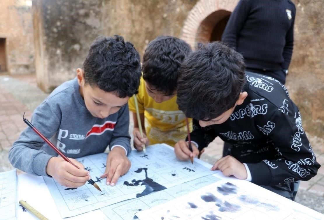 一起學書法。拉巴特中國文化中心供圖