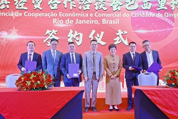 企業(yè)家在活動(dòng)現(xiàn)場(chǎng)參與項(xiàng)目簽約儀式。人民網(wǎng)記者 陳海琪攝