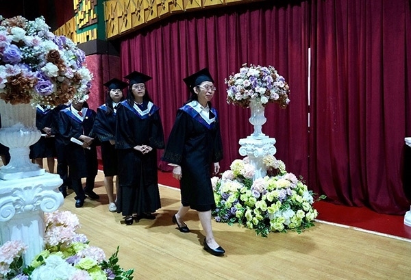 菲律賓岐黃中醫(yī)學院首屆12名畢業(yè)生順利獲得中醫(yī)相關執(zhí)業(yè)資格。人民網(wǎng)記者 樊帆攝