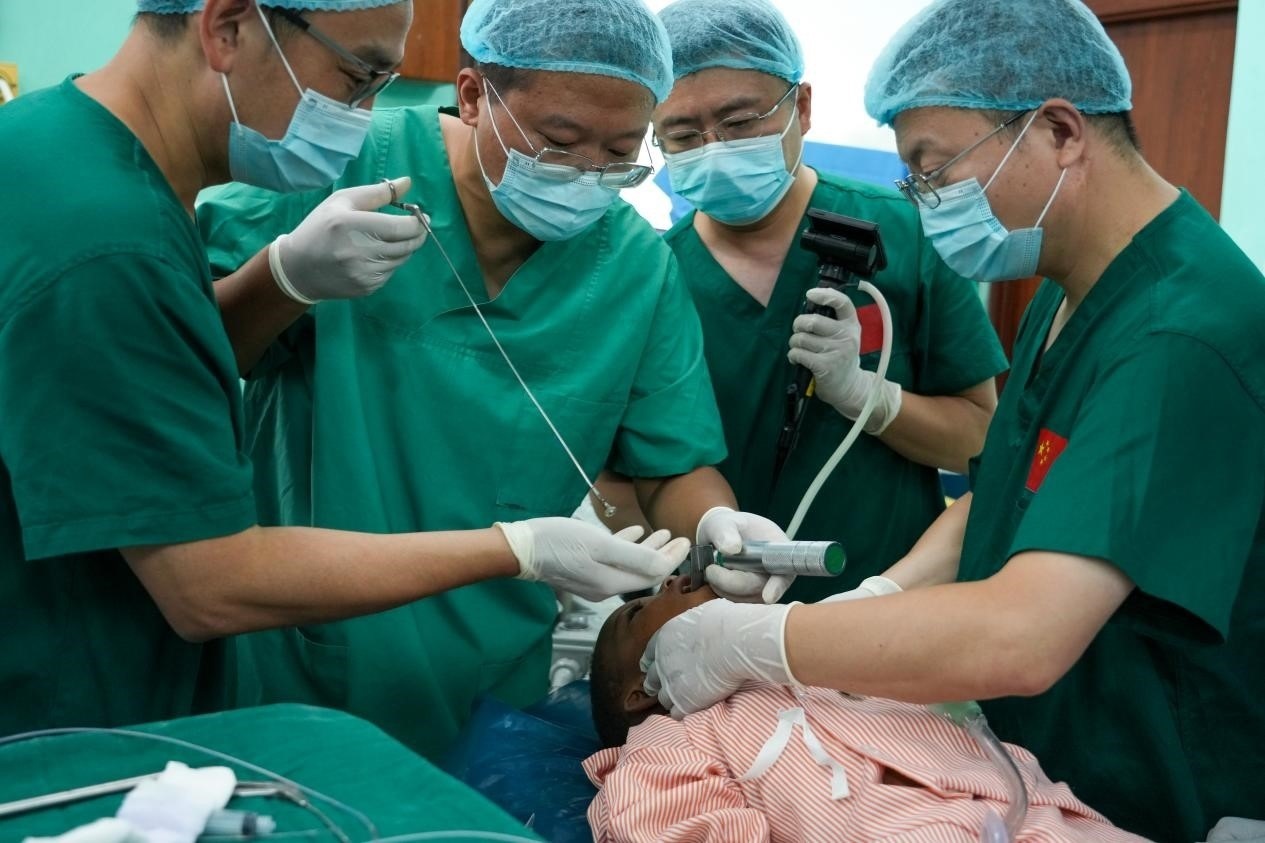 引起患兒窒息的異物被成功取出。中國援桑醫(yī)療隊(duì)供圖