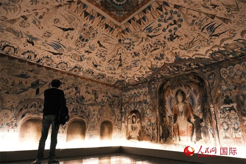 觀眾仿佛置身于數(shù)字復(fù)原的敦煌第285窟。人民網(wǎng)記者 尚凱元攝 