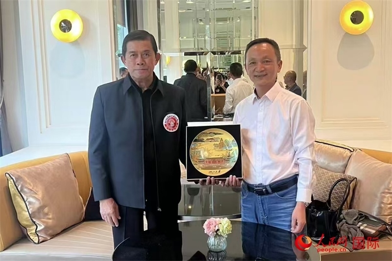 泰中友好協(xié)會會長、泰國前副總理功·塔帕朗西（左一）會見浙大團組一行。人民網(wǎng)記者 簡承淵攝
