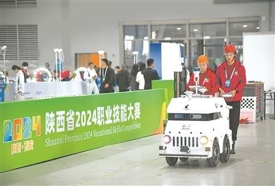 參賽選手在陜西省2024職業(yè)技能大賽新能源汽車智能化技術賽項比賽中。新華社記者 張博文攝