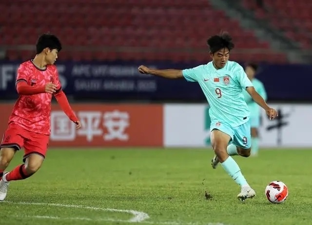 國少隊球員魏祥鑫（右）比賽中傳球。新華社記者 李鋼攝