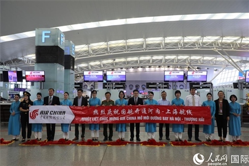 中國駐越南大使館經(jīng)商處參贊李振民等兩國嘉賓為儀式剪彩。 人民網(wǎng)記者 楊曄攝