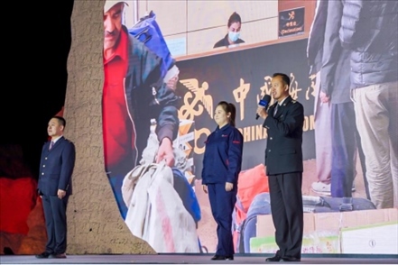 張曉波(右一)在“何以中國·五星出東方”網絡主題宣傳活動現(xiàn)場演講。人民視頻供圖