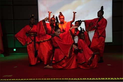 孔子學(xué)院的學(xué)生表演中國(guó)舞《昭君出塞》。主辦方供圖