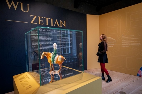 圖為觀眾在參觀“一代女皇武則天展”。（中華人民共和國(guó)駐荷蘭王國(guó)大使館供圖）