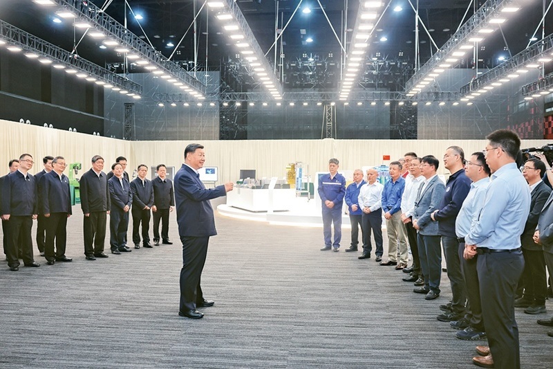 2024年10月17日至18日，中共中央總書記、國家主席、中央軍委主席習近平在安徽考察。這是17日下午，習近平在合肥濱湖科學城考察時，同現(xiàn)場科研人員和企業(yè)負責人親切交流。 新華社記者 鞠鵬/攝