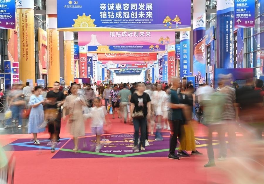 2024年9月28日，觀眾在廣西南寧市舉行的第21屆中國(guó)—東盟博覽會(huì)上參觀。新華社記者 周華 攝