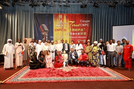 選手、評委、組委會工作人員共同與頒獎嘉賓合影。中國石油非洲公司供圖