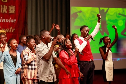 孔子學(xué)院的同學(xué)們演唱中文歌曲《明天會更好》。中國石油非洲公司供圖