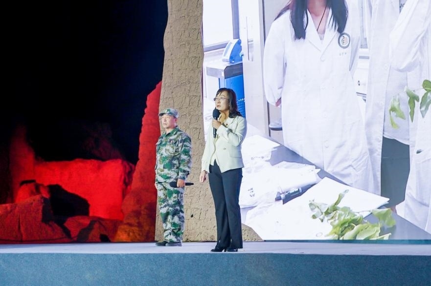 吳翠云（右一）在“何以中國(guó)·五星出東方”網(wǎng)絡(luò)主題宣傳活動(dòng)現(xiàn)場(chǎng)演講。人民視頻供圖