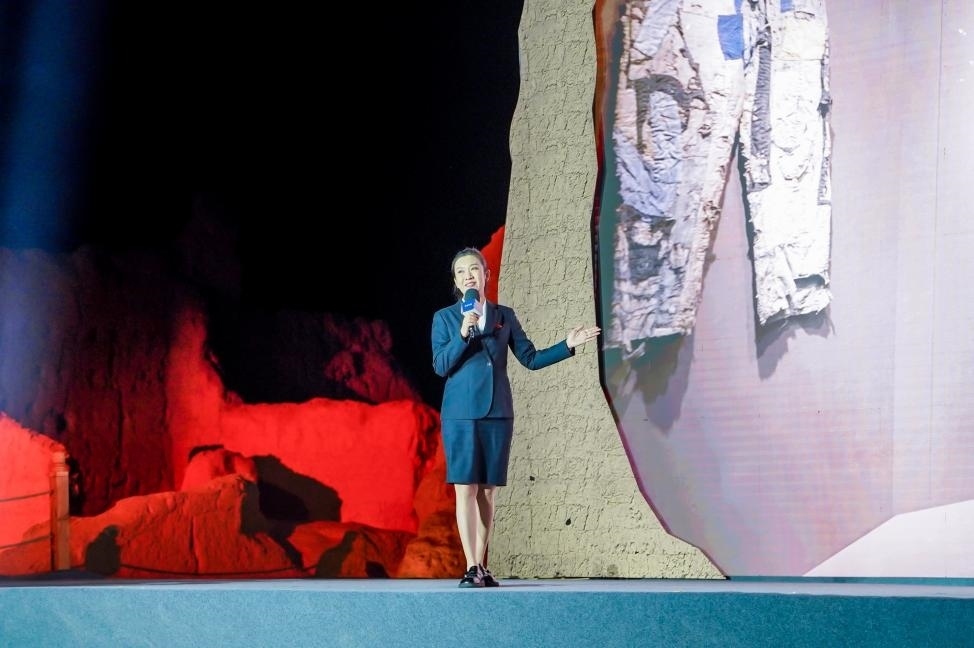 顧晨葉在“何以中國(guó)·五星出東方”網(wǎng)絡(luò)主題宣傳活動(dòng)現(xiàn)場(chǎng)演講。人民視頻供圖