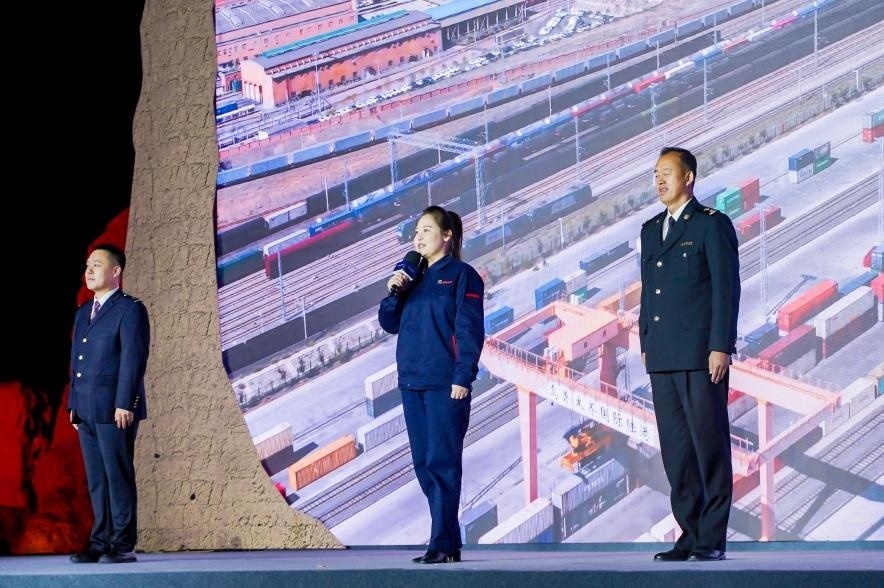 早吾扎?哈力賽（左二）在“何以中國(guó)·五星出東方”網(wǎng)絡(luò)主題宣傳活動(dòng)現(xiàn)場(chǎng)演講。人民視頻供圖