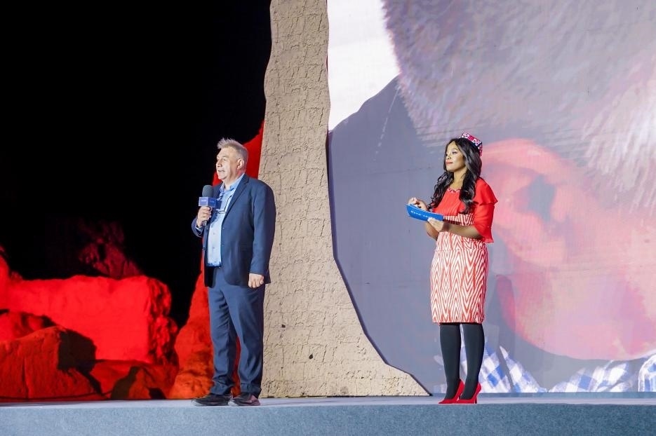 丹尼（左一）在“何以中國(guó)·五星出東方”網(wǎng)絡(luò)主題宣傳活動(dòng)現(xiàn)場(chǎng)演講。人民視頻供圖